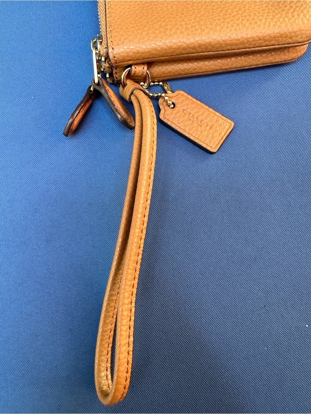 Like New Coach Leather Double Corner Zip Wristlet with Gold Logo Saddle Tan - Picture 4 of 13